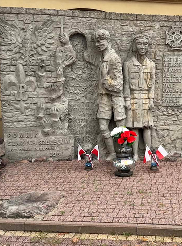 pomnik szarych szeregow 370x500